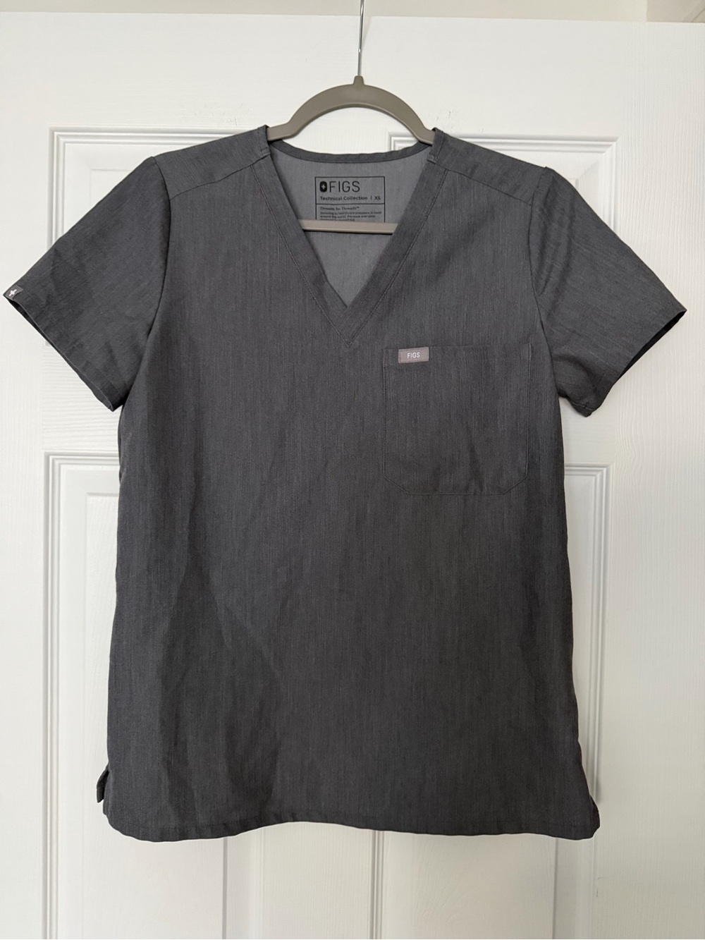 Figs Women's Short Sleeve V-Neck Scrub Top in Charcoal